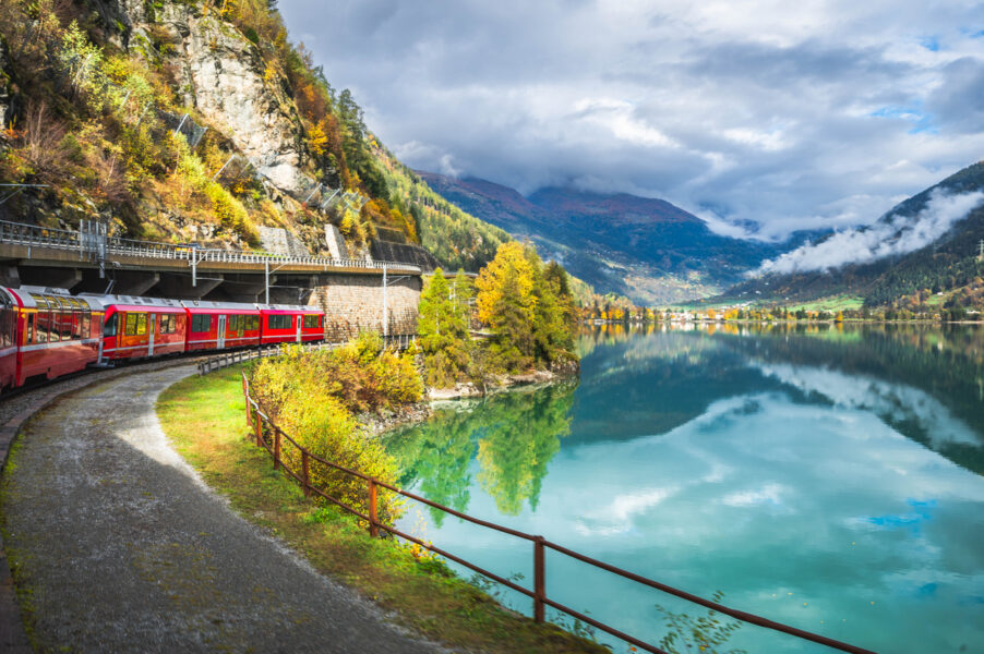 La majestueuse vallée du Rhin romantique et le rocher légendaire de la Lorelei & les paysages enchanteurs des Alpes suisses à bord du Bernina Express